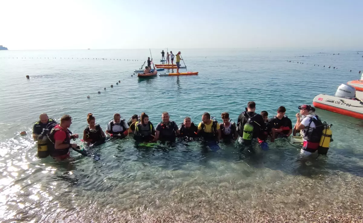 Antalya\'da dünyaca ünlü Konyaaltı Sahili\'nde kıyı ve deniz dibi temizliği yapıldı