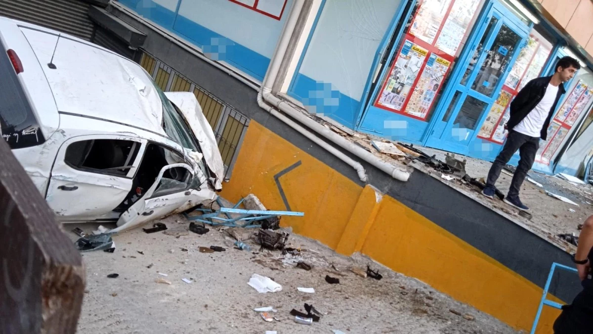 Beylikdüzü\'nde otomobil markete daldı... Vatandaşlar: "Deprem oluyor sandık"