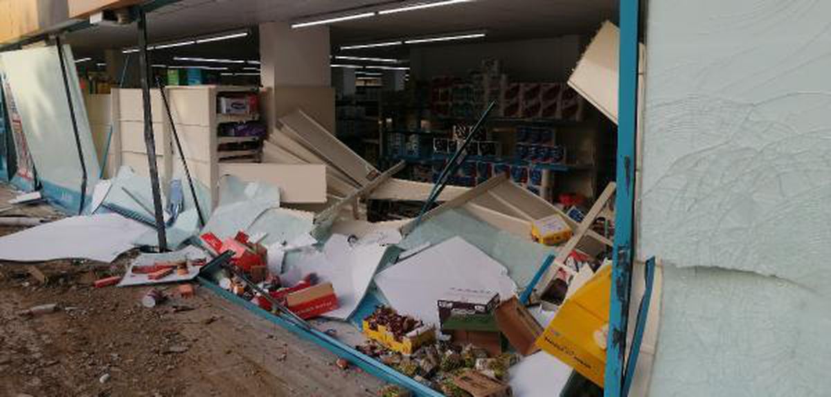 Beylikdüzü\'nde otomobiliyle markete girdi
