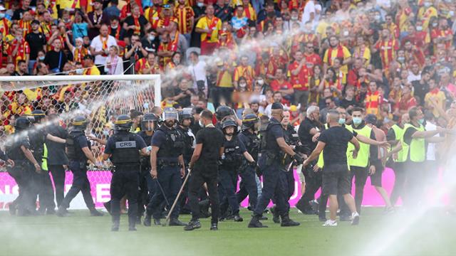 Bizim çocukların maçında ortalık savaş alanına döndü! Lens taraftarları sahaya inip, Lille tribünlerine koştu