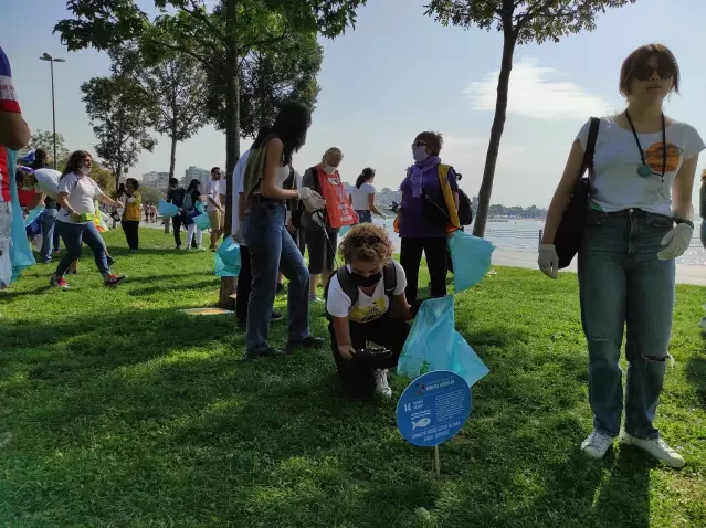 Caddebostan Sahili'nde temizlik etkinliği yapıldı