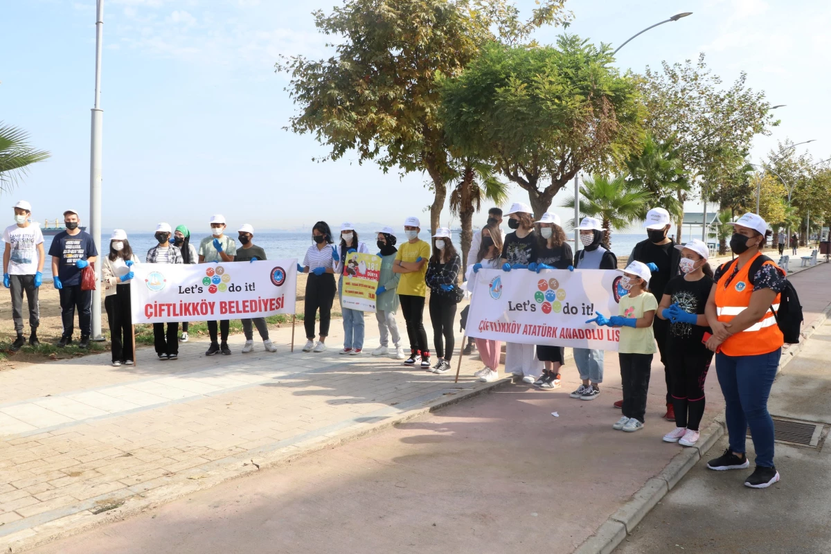 Çiftlikköy\'deki çevreciler Dünya Temizlik Gününde sahil boyunca çöp topladı