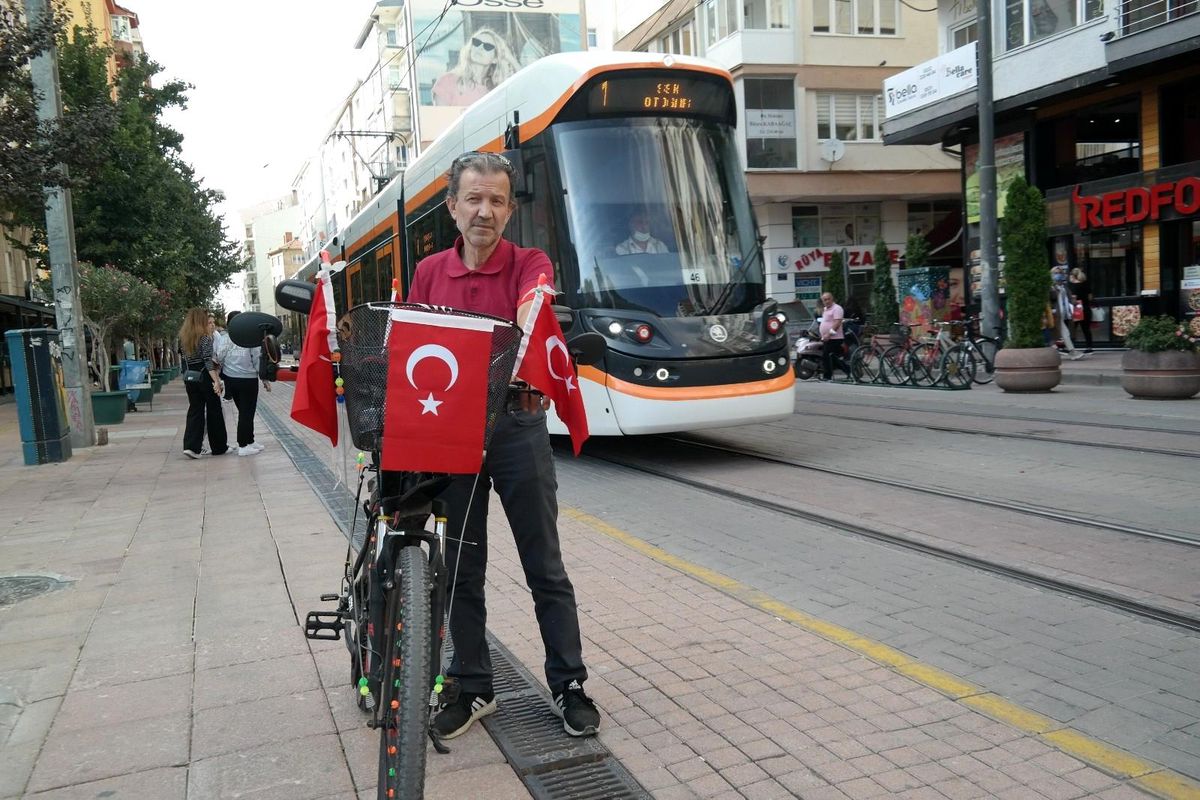 Çocukluğundan beri bisikletini Türk bayraklarıyla süslüyor
