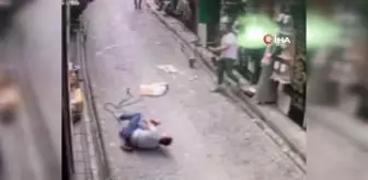 Dehşete düşüren görüntü... Dengesini kaybetti klimayla birlikte aşağı düştü, yaşlı kadın son anda kurtuldu