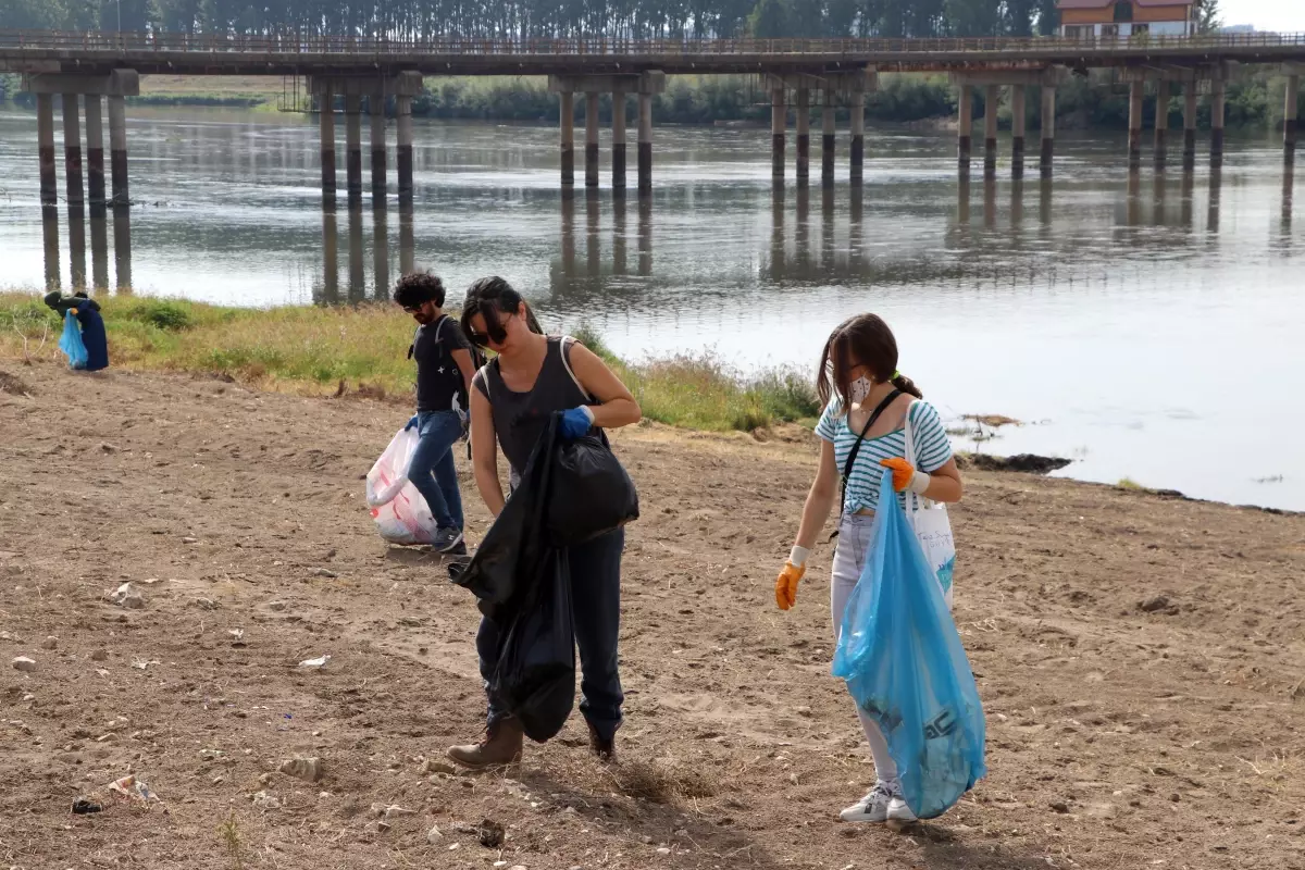 Edirne\'de Meriç Nehri kenarında çevre temizliği yapıldı