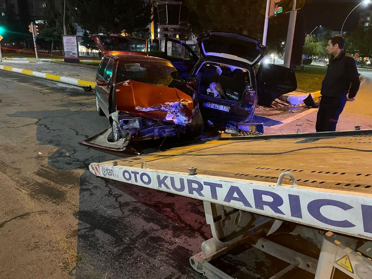 Elazığ\'da otomobiller çarpıştı: 1 yaralı