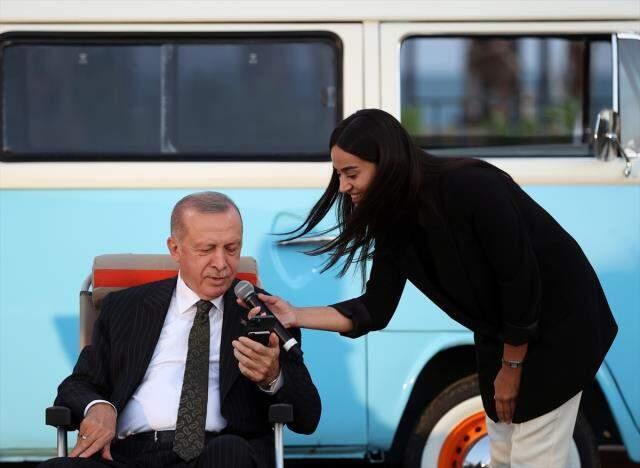 Erdoğan'dan gençlerle buluşmada sosyal medya açıklaması: Atılacak adım daha huzurlu hale getirecek Erdoğan'dan gençlerle buluşmada sosyal medya açıklaması: Atılacak adım daha huzurlu hale getirecek