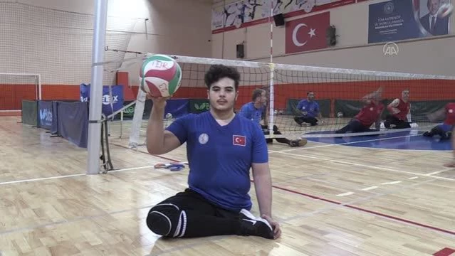 Esed rejiminin saldırısında bacağını kaybeden İbrahim, voleybol ile hayata tutundu