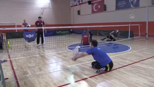 Esed rejiminin saldırısında bacağını kaybeden İbrahim, voleybol ile hayata tutundu