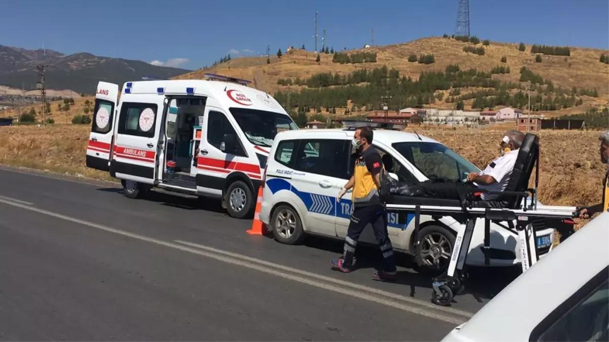 Gaziantep\'te hafif ticari araç ile otomobil çarpıştı: 5 yaralı