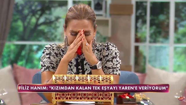 Gelinim Mutfakta'da gözyaşları sel oldu! Yarışmacının kızının kaybettiğini duyan Demet Akalın hüngür hüngür ağladı