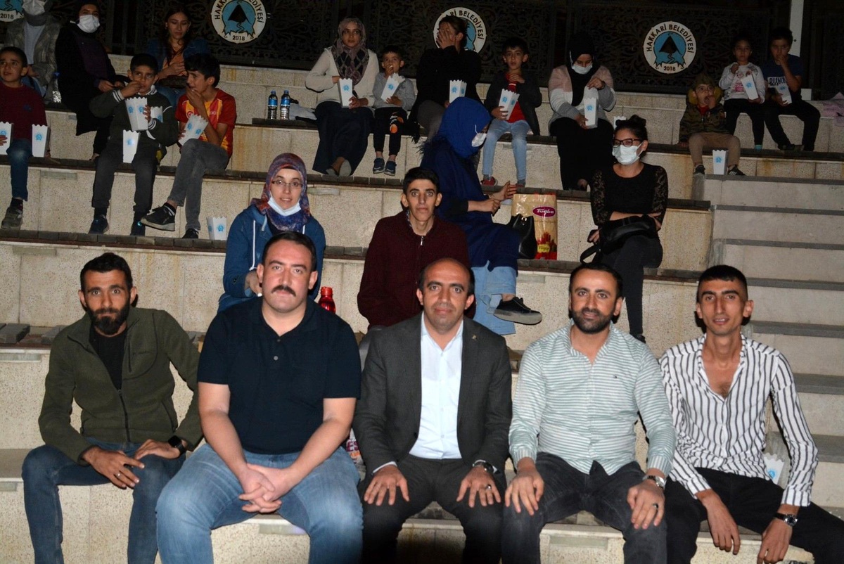 Hakkari Belediyesinin açık hava sineması kentte renk kattı