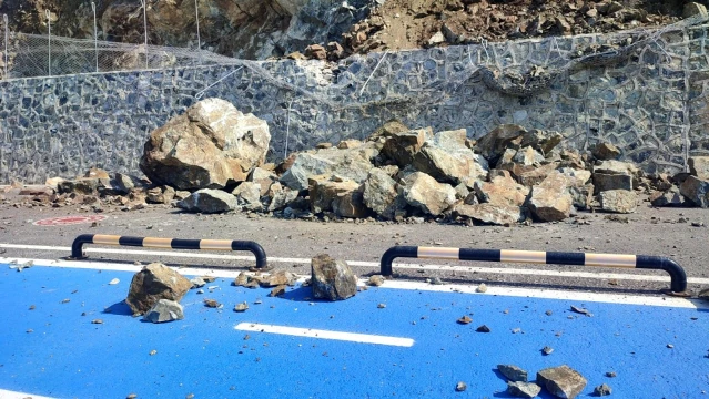 Hatay'da heyelan: Samandağ-Arsuz yolu trafiğe kapandı