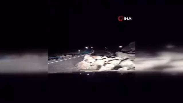 Samandağ-Arsuz yolu heyelan nedeniyle trafiğe kapatıldı Samandağ-Arsuz yolu heyelan nedeniyle trafiğe kapatıldı