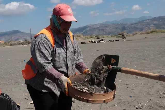 Hatay sahillerinde Suriye kaynaklı petrol sızıntısının temizlik çalışmaları sürüyor Hatay sahillerinde Suriye kaynaklı petrol sızıntısının temizlik çalışmaları sürüyor