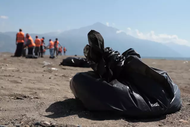 Hatay sahillerinde Suriye kaynaklı petrol sızıntısının temizlik çalışmaları sürüyor Hatay sahillerinde Suriye kaynaklı petrol sızıntısının temizlik çalışmaları sürüyor