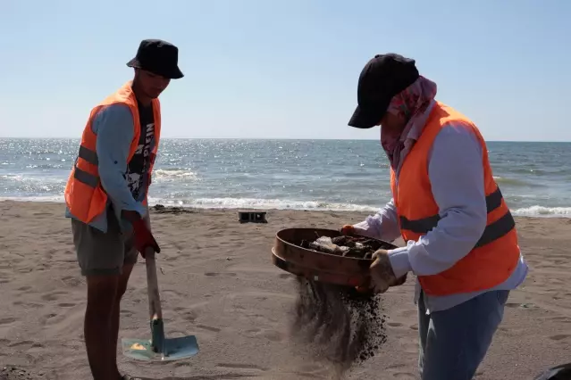 Hatay sahillerinde Suriye kaynaklı petrol sızıntısının temizlik çalışmaları sürüyor Hatay sahillerinde Suriye kaynaklı petrol sızıntısının temizlik çalışmaları sürüyor