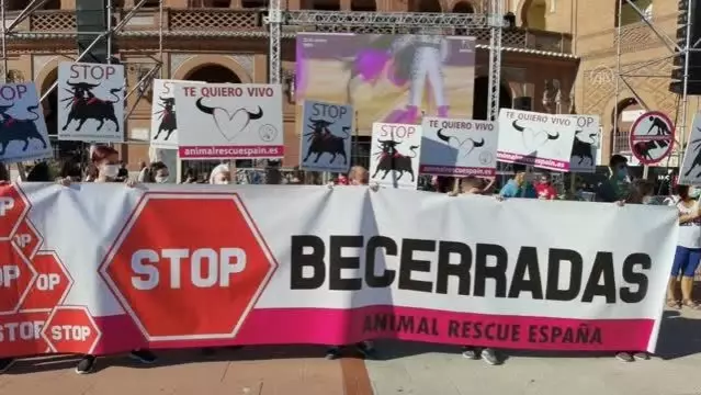 İspanya'da boğa güreşlerinin yasaklanması talebiyle gösteri düzenlendi İspanya'da boğa güreşlerinin yasaklanması talebiyle gösteri düzenlendi