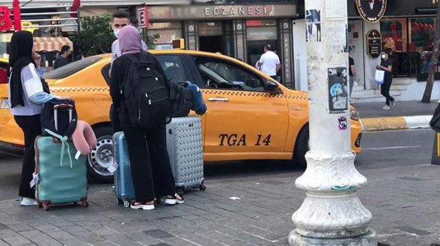 İstanbul'un bitmek bilmeyen taksi çilesi! Taksim'de turistler saatlerce bavullarıyla beklemek zorunda kaldı
