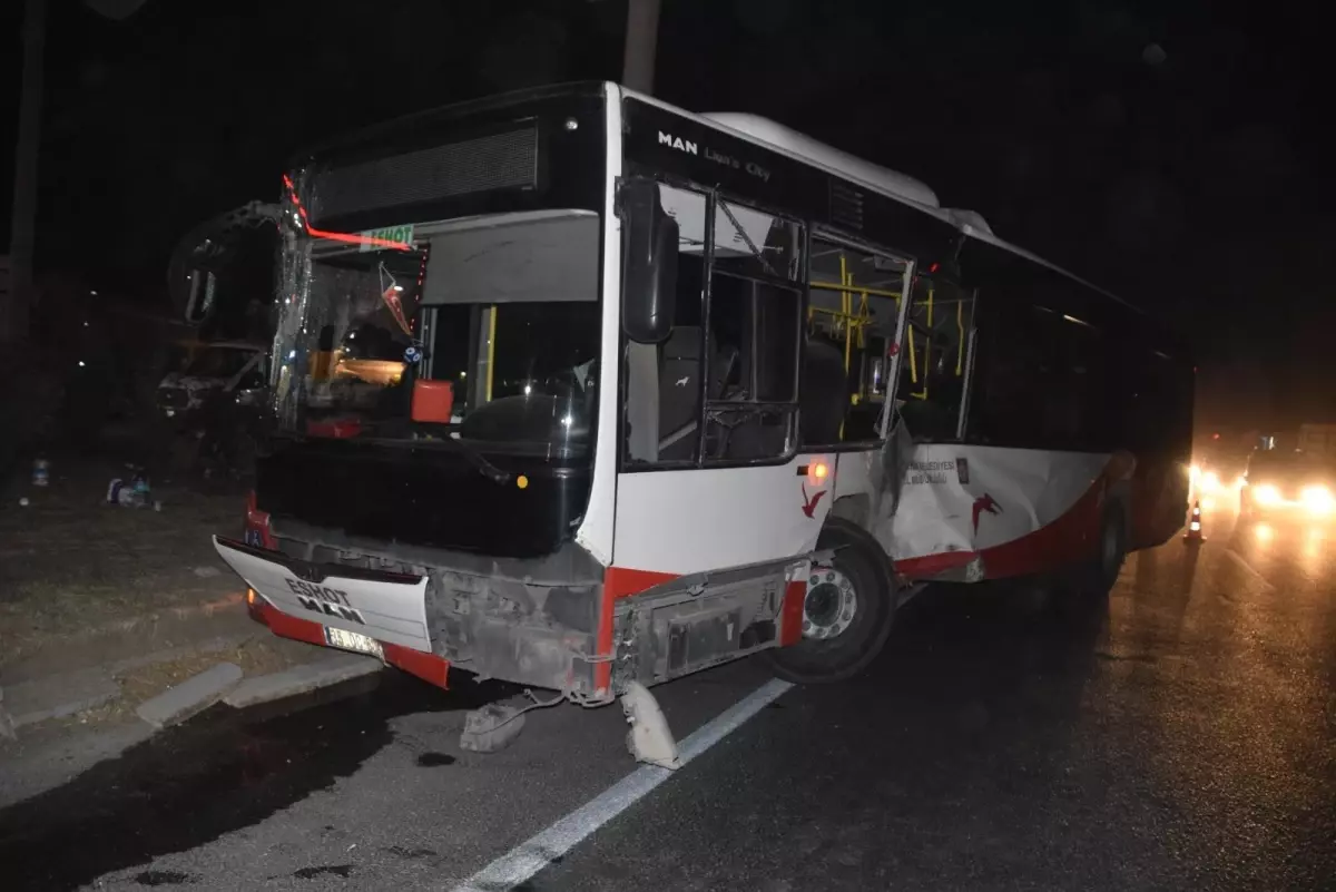 İzmir\'de belediye otobüsü ile tır çarpıştı: 12 yaralı