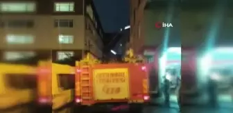 Kağıthane'de şiddetli rüzgarın uçurduğu çatı 2 bina arasında asılı kaldı