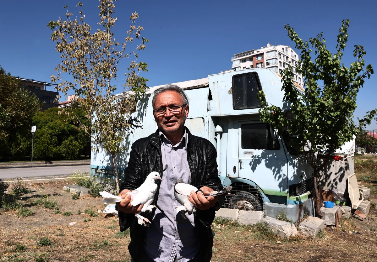 Karavanını hayvan barınağına dönüştüren "Kuşçu Ahmet"in 40 yıllık sevdası