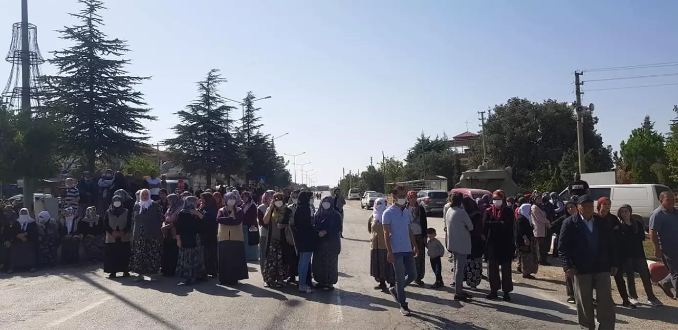 Küçük çocuğun ölümünden sonra yolu trafiğe kapattılar