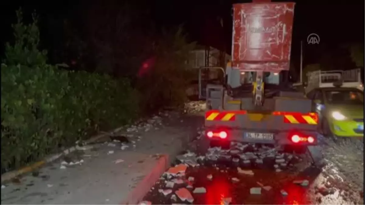 Kuvvetli sağanak sırasında şimşekler gökyüzünü aydınlattı