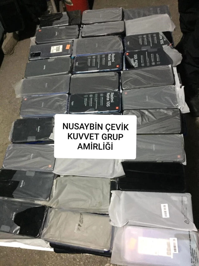 Nusaybin'de kaçak sigara ve telefon ele geçirildi