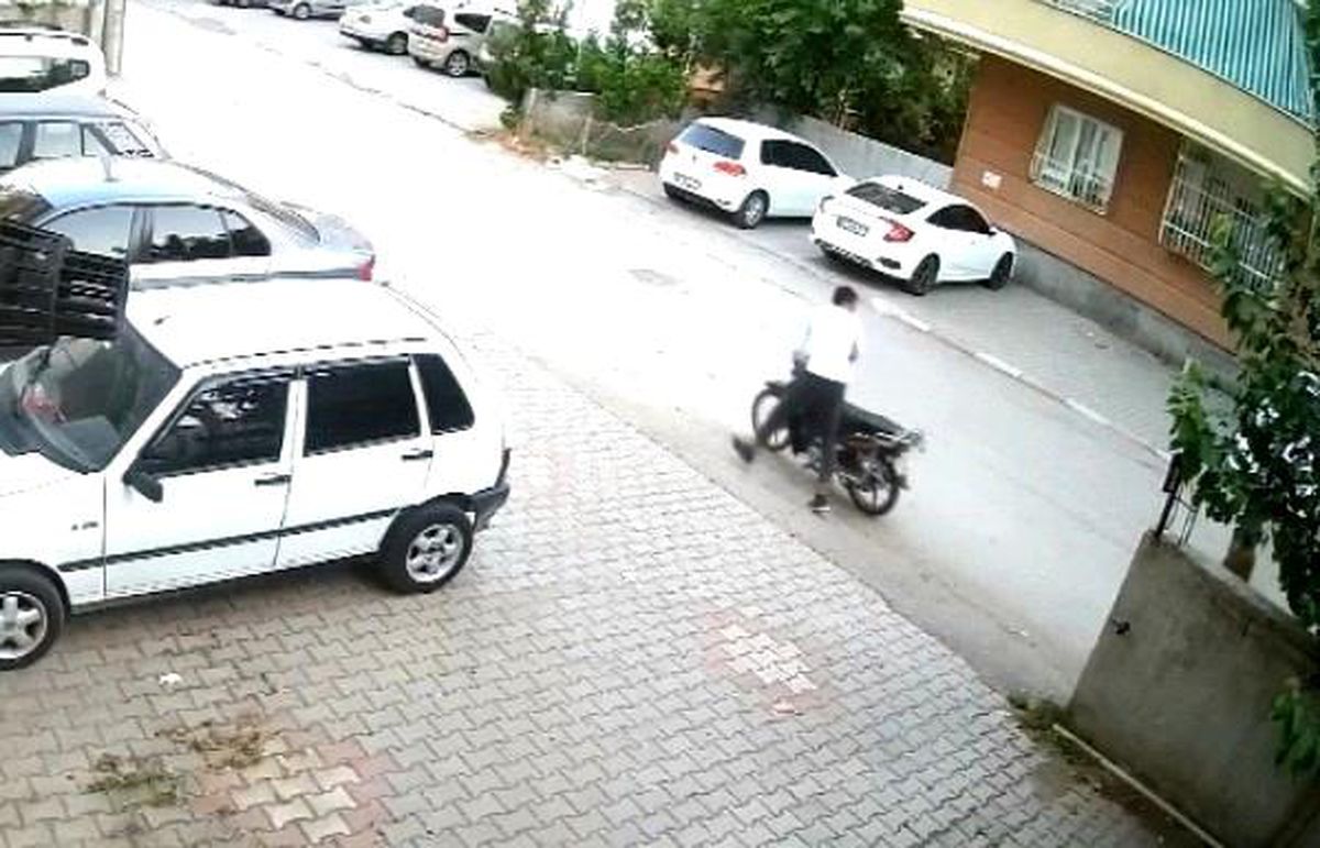 Park halindeki motosikleti çalan şahıslar yakalandı