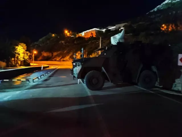 Samandağ-Arsuz yolu heyelan nedeniyle trafiğe kapatıldı Samandağ-Arsuz yolu heyelan nedeniyle trafiğe kapatıldı