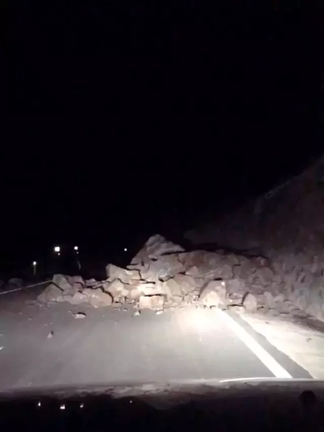 Samandağ-Arsuz yolu heyelan nedeniyle trafiğe kapatıldı Samandağ-Arsuz yolu heyelan nedeniyle trafiğe kapatıldı