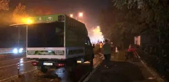 Sarıyer'de şiddetli yağış ve rüzgar nedeniyle ağaçlar yola devrildi