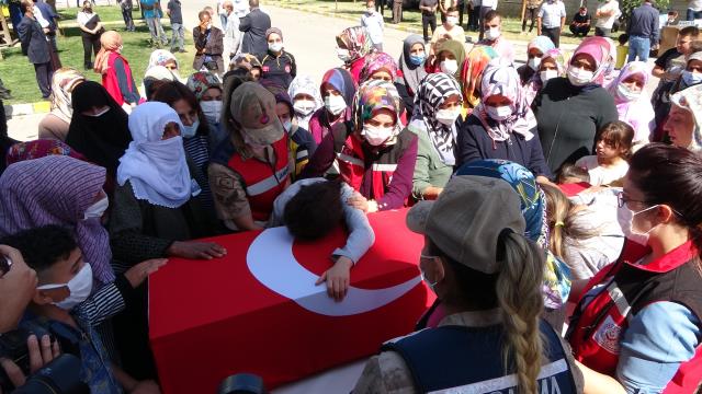 Şehidin nişanlısı cenazede feryat etti: Hadi canımın içi kalk