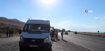 Seyir halinde giden minibüsten düşen 2 kişi yaralandı