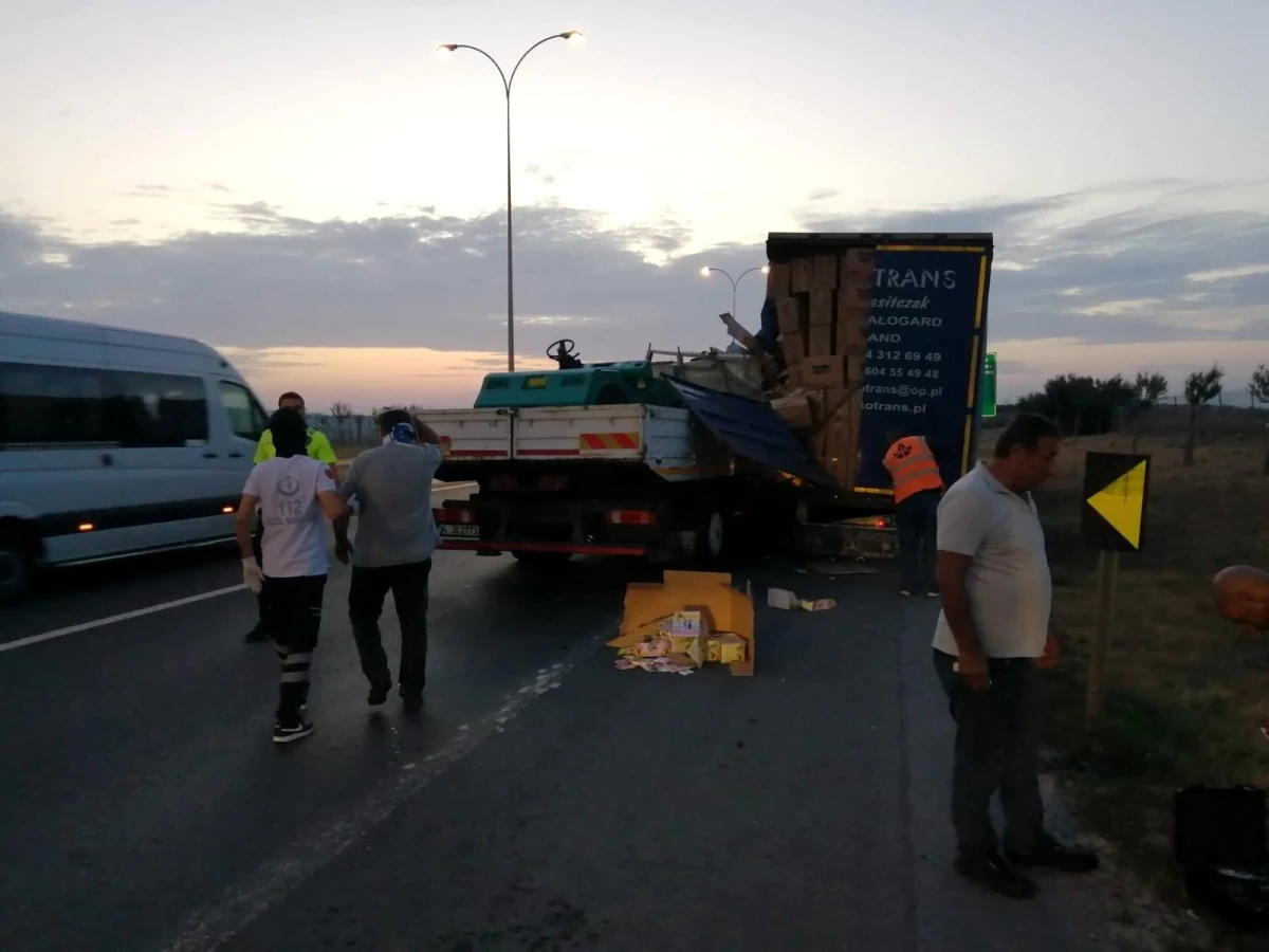 Silivri TEM\'de tıra kamyon çarptı: 1 yaralı