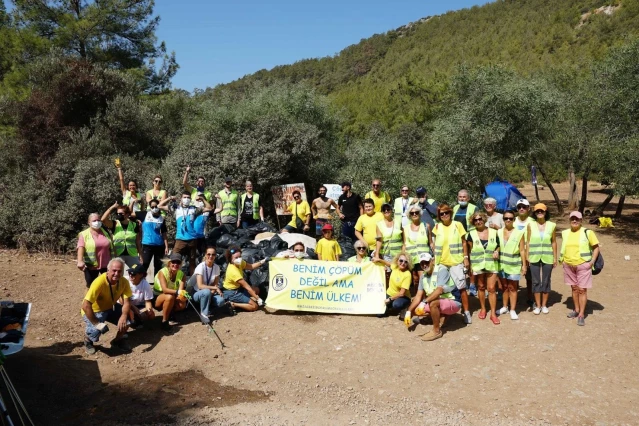 Bodrum Cennet Koyu'nda kıyı temizliği yapıldı