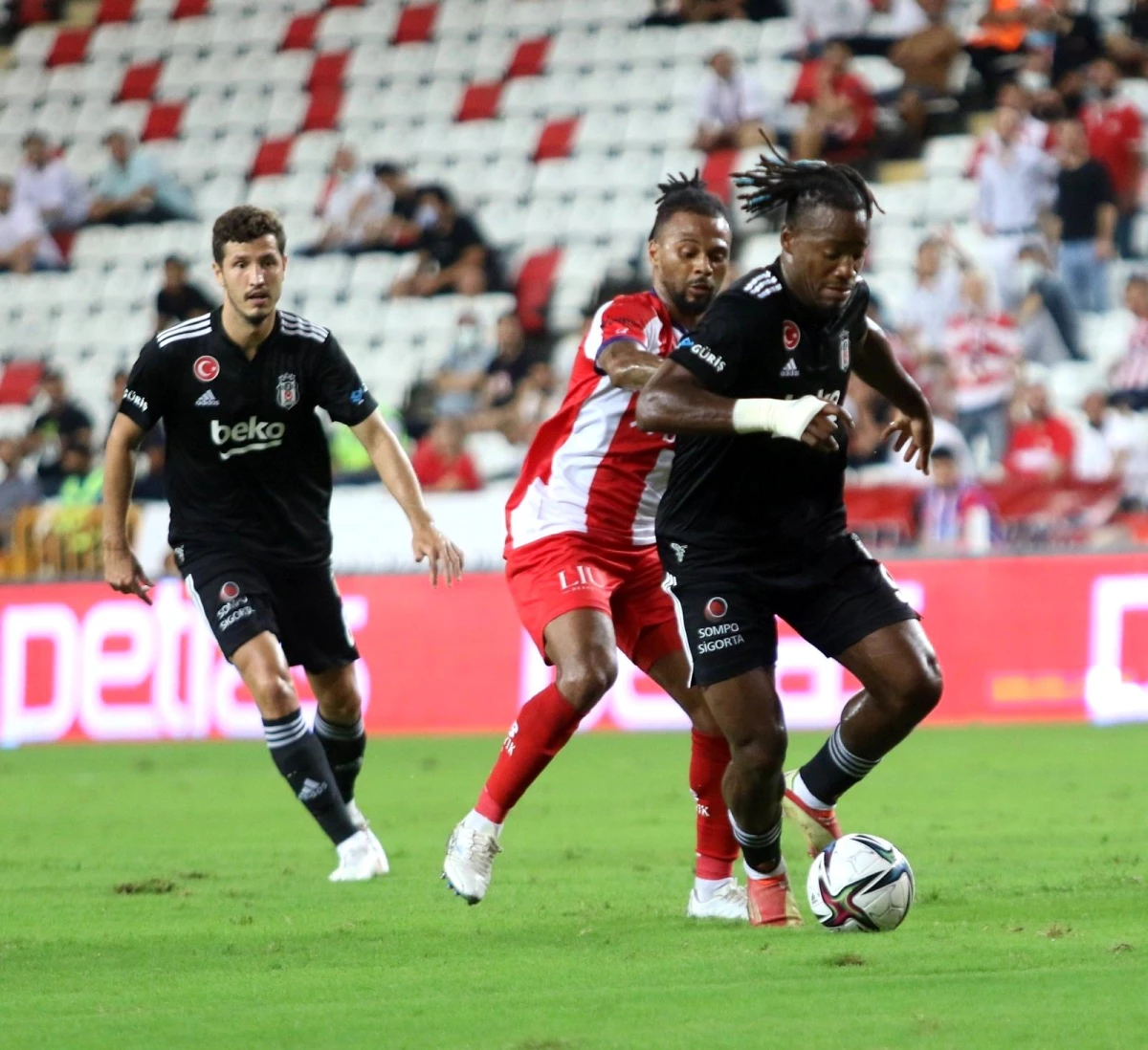 Süper Lig: FT Antalyaspor: 2 - Beşiktaş: 0 (İlk yarı)