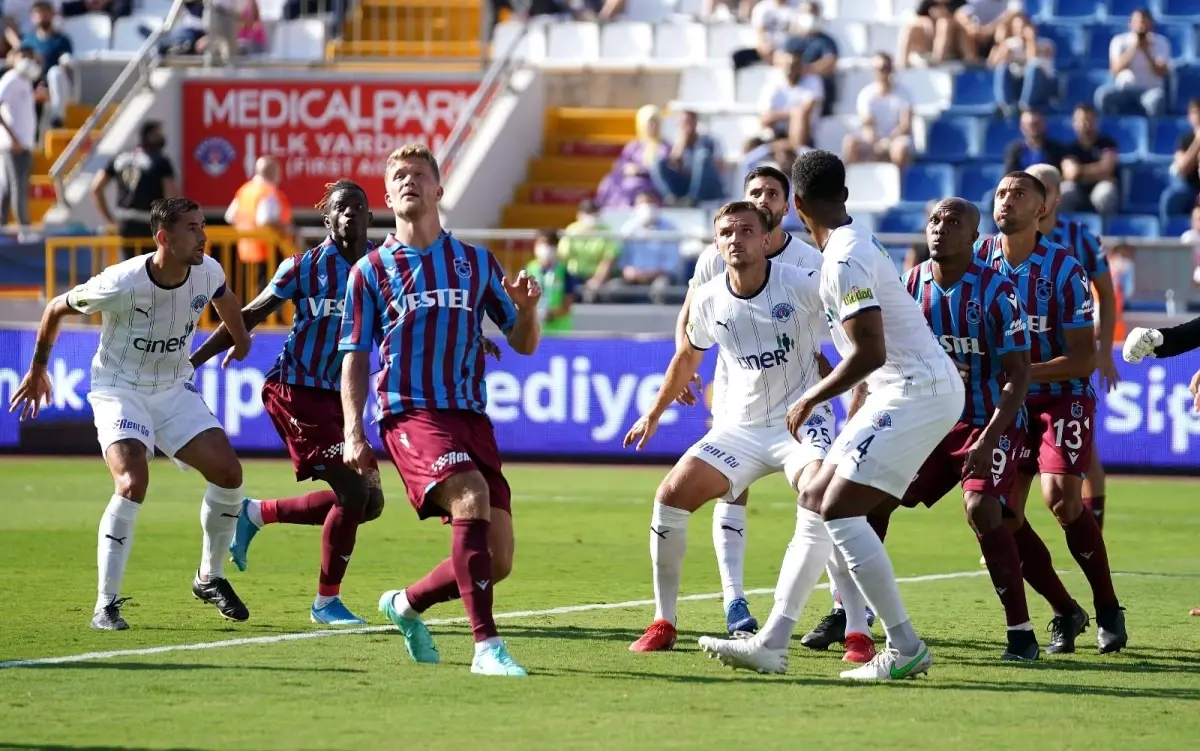 Süper Lig: Kasımpaşa: 0 Trabzonspor: 0 (İlk yarı)