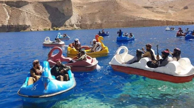 Tatbikattan ilginç görüntüler! Taliban üyeleri, Pyanj nehrini deniz bisikletleriyle geçmeye çalıştı