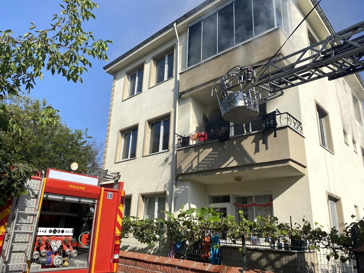 Telefon şarjdayken prizden yangın çıktı, aile son anda kurtuldu