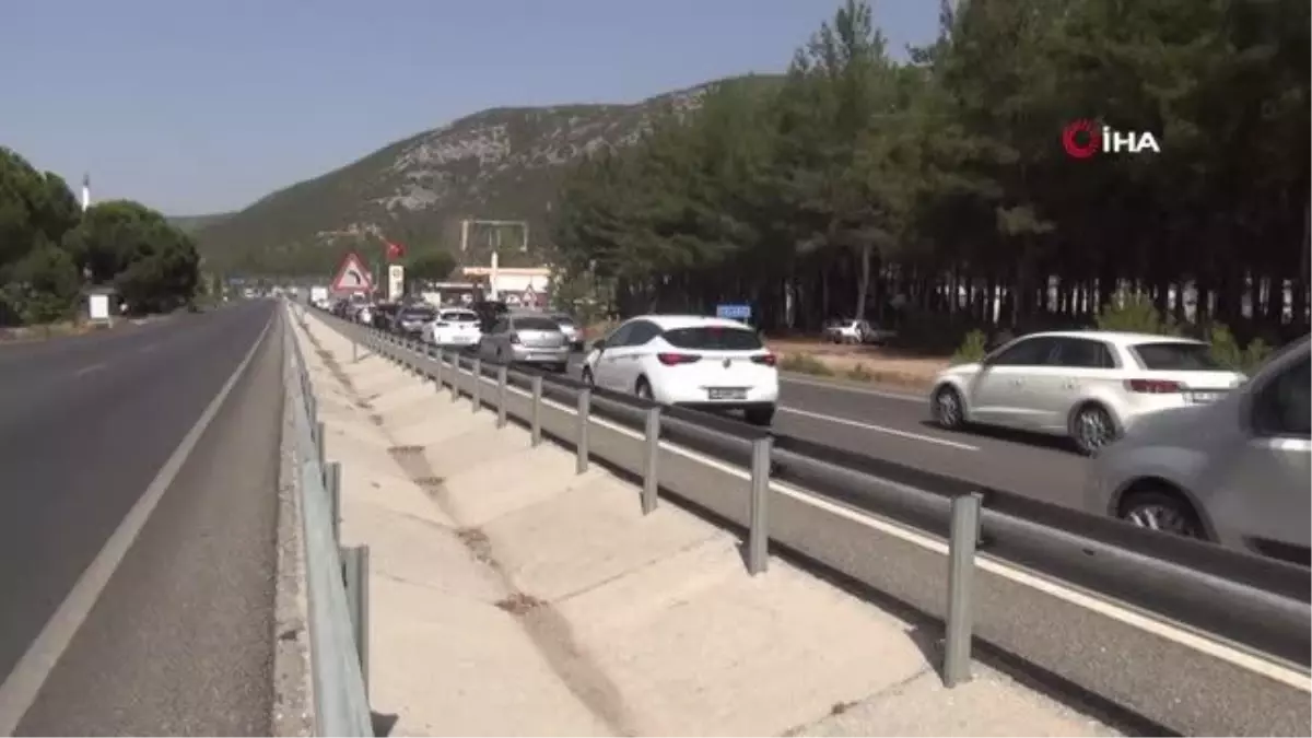 Son dakika haber! Üç aracın karıştığı kazada sürücüyü sıkıştığı yerden itfaiye kurtardı