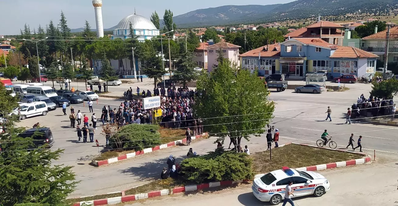 Son dakika: Uşak\'ta 11 yaşındaki çocuğun öldüğü trafik kazasına tepki gösteren grup, yolu trafiğe kapattı