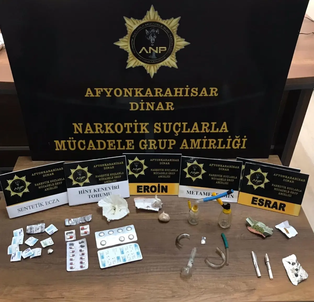 Son dakika 3. sayfa: Uyuşturucu operasyonunda gözaltına alının 6 kişiden 4\'ü tutuklandı
