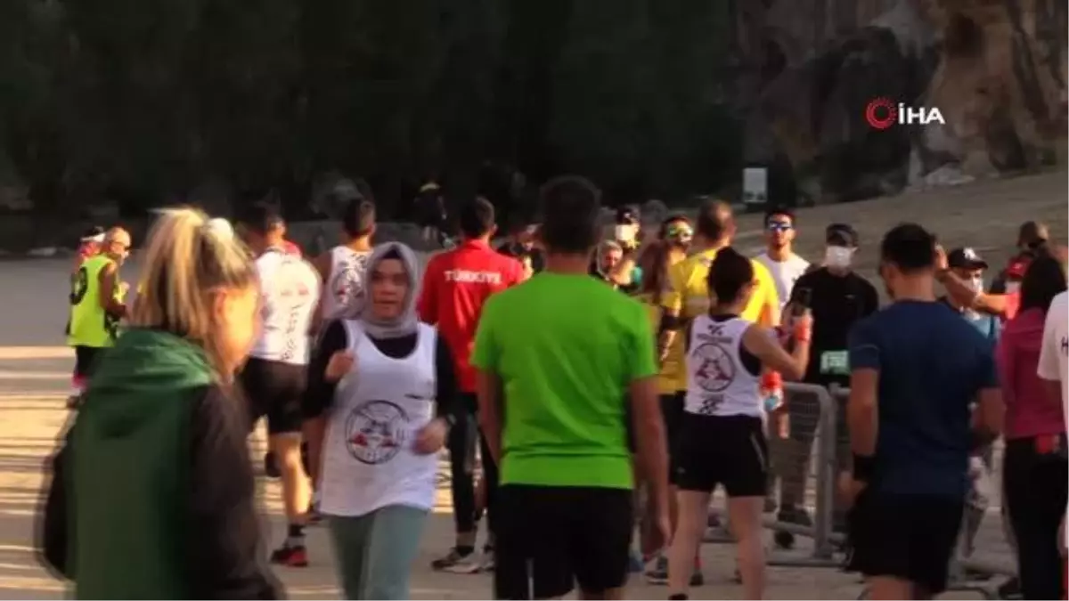 Vali koşuda soluk soluğa kalınca bitiş noktasında espriyi patlattı- 7. Frig Ultra Maratonu\'na Afyonkarahisar\'da başladı