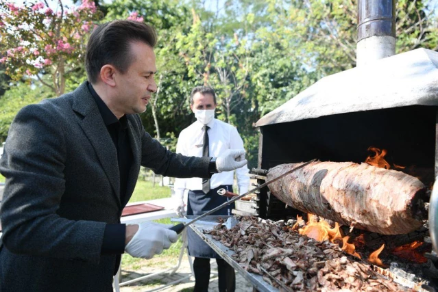 Tuzla Belediye Başkanı Şadi Yazıcı, verdiği sözü unutmayıp çocuklara cağ kebabı çevirdi