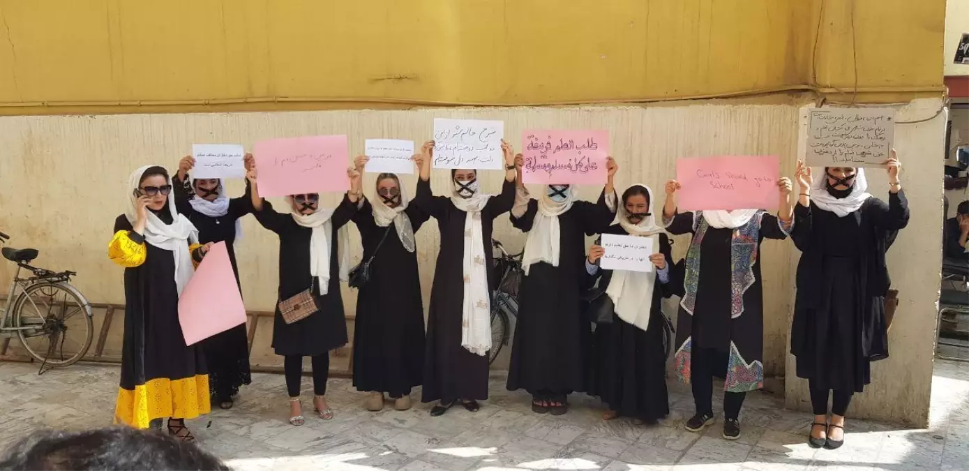 Afgan kadınları eğitim hakları için "sessiz protesto" düzenledi