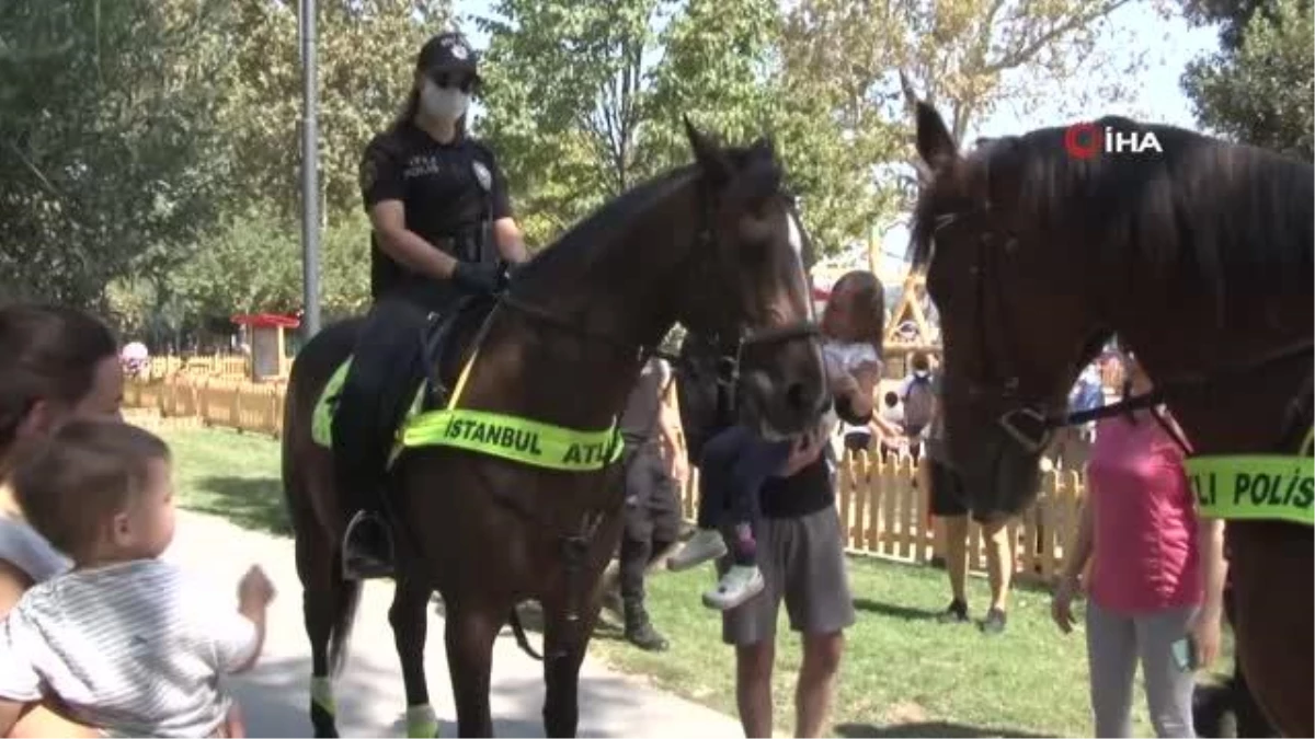 Beşiktaş\'ta atlı polislerin denetimine yoğun ilgi