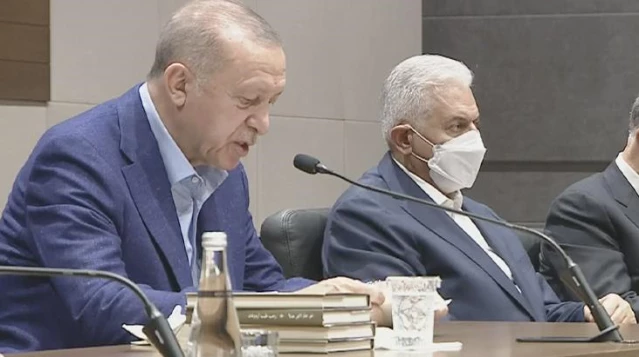 Erdoğan, BM Genel Kurulu'nda dünya liderlerine takdim edeceği hediyeleri gazetecilere gösterdi