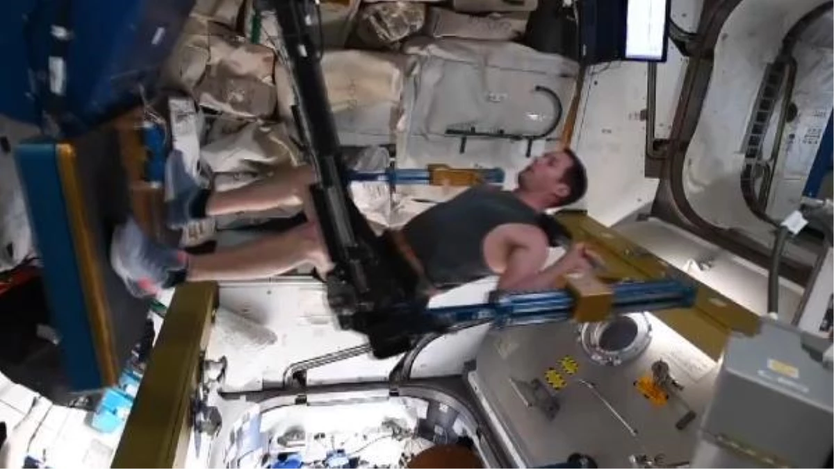 Fransız astronot, uzayda yaptığı egzersizin görüntüsünü paylaştı